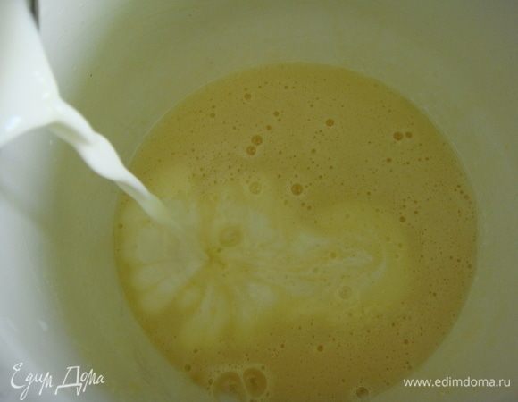 Влить молоко и поставить на медленный огонь. Постоянно помешивая, довести крем до кипения и выключить. Остудить.