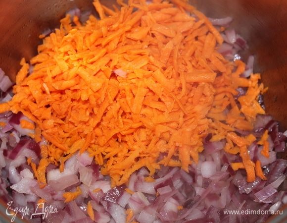Добавить натертую морковь и тушить еще 5-7 минут под закрытой крышкой.