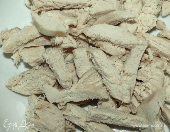 Куриное филе заранее отварить. Остудить. Нарезать брусочками.