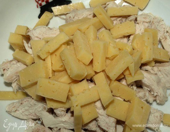 Сыр нарезать небольшими брусочками. Соединить с филе. Сыр для салата использовать лучше всего полутвердый (Российский или Костромской). 