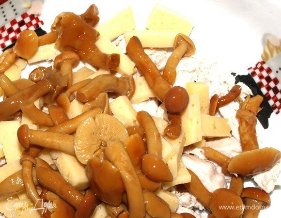 Добавить маринованные опята. 