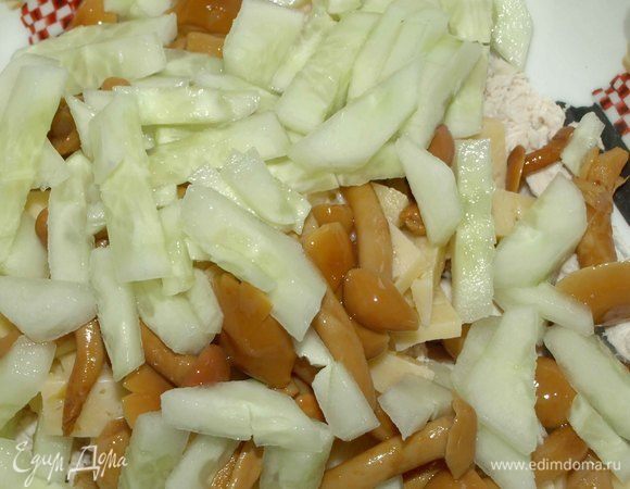 Огурец очистить, нарезать брусочками и добавить к остальным ингредиентам. 