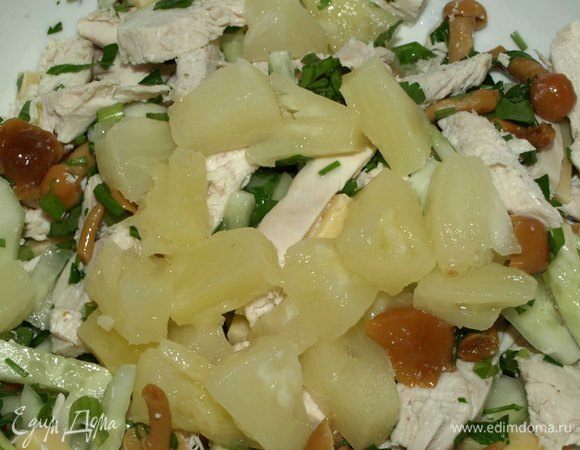 Добавляем консервированный ананас.