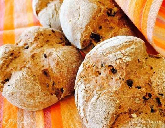 Готовые булочки накрыть полотенцем и остудить на решетке.