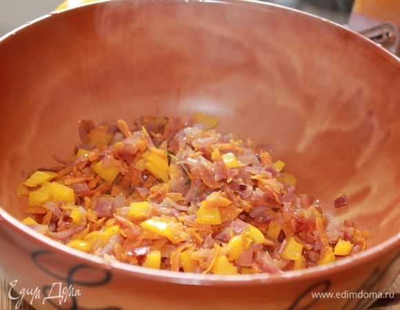 Выложить в огнеупорную посуду (в моем случае это глиняная глубокая чаша) тушеные овощи.