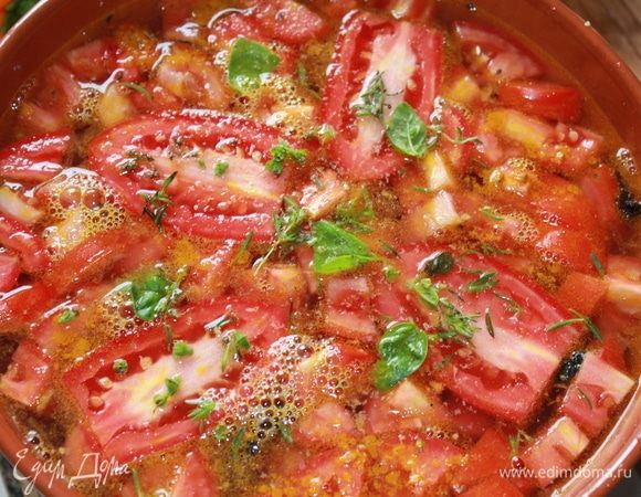 Добавить необходимое на ваш взгляд количество воды, поперчить, добавить щепотку куркумы, несколько листьев тимьяна и базилика.
Отправить в предварительно разогретую духовку до 180°C на 50 минут или 1 час. В зависимости  от величины блюда.