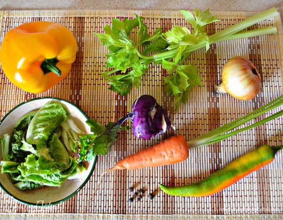 Подготовить, помыть овощи. Для приготовления бульона нам понадобится небольшая морковка, репчатый лук, два небольших стебля сельдерея, 3-4 листа пекинской капусты, маленькая капуста кольраби, по вкусу кусочек перца чили (его количество регулируйте по своему вкусу), а также 1 большой помидор.