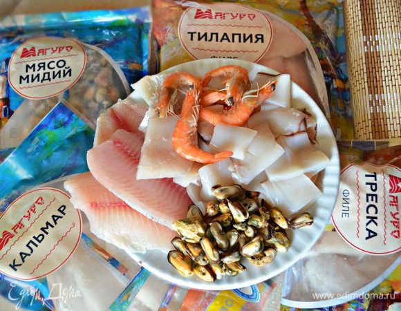 Разморозить рыбу и морепродукты ТМ «Магуро». Рыбу и кальмары нарежьте на небольшие кусочки.