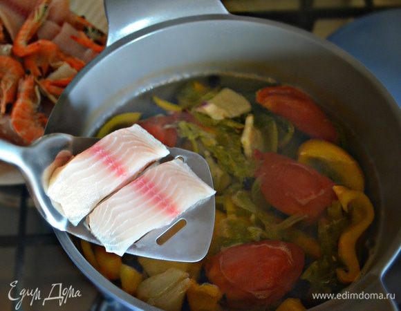 В подготовленный бульон опускайте поочередно подготовленные ингредиенты и варите до готовности. Кальмарам и мидиям достаточно будет 1-2 мин., креветкам — 5 мин., а кусочкам рыбы — 7-10 мин. на приготовление. Выложите рыбу и морепродукты на тарелку.