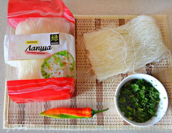 Как только вы завершите приготовление рыбы и морепродуктов, окуните в кипящий бульон на пару минут рисовую лапшу (лучше уточнить время приготовления рисовой лапши на упаковке). В это время мелко порубите зелень: петрушку, укроп, кинзу и зеленый лук.