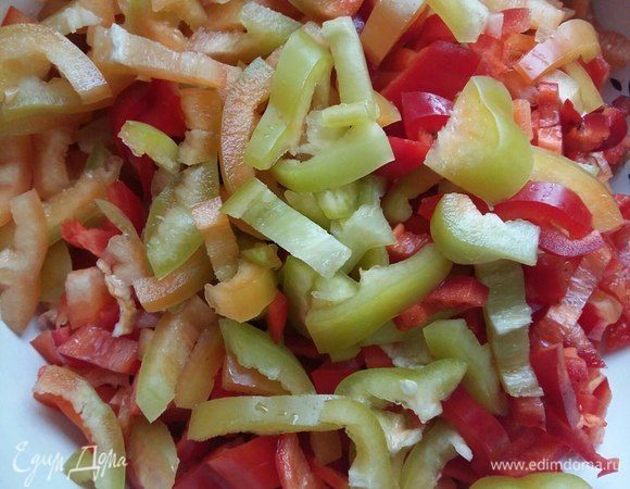 Перец 1,2 кг берем разный (мне нравится, когда в банке царит разноцветие). Промыть, почистить, нарезать полосками либо кусочками. 