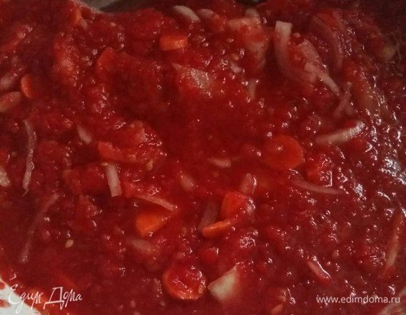 В любую глубокую посуду, в которой делаете заготовки, вылить подготовленный томат, добавить в него лук, морковь. Дать закипеть и проварить в течение 5 минут при среднем кипении.