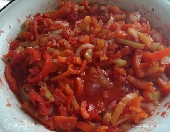 Добавить подготовленные перцы и проварить еще 15минут. По истечении времени добавить все остальные продукты: соль, сахар, зелень, чеснок, уксус, растительное масло и дать покипеть на огне еще 3 минуты. Мы любим, чтобы перец был полутвердый и не сильно разваривался, поэтому 15-20 минут ему вполне хватает.  