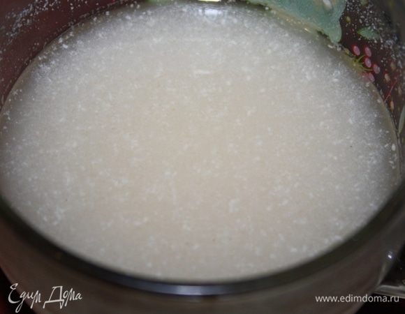 В теплую воду добавить дрожжи и сахар, столовую ложку муки, оставить на 15 минут.