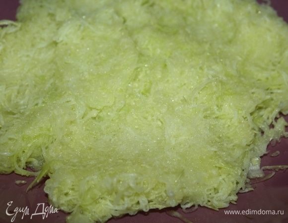 Кабачки натереть, посолить, отжать.