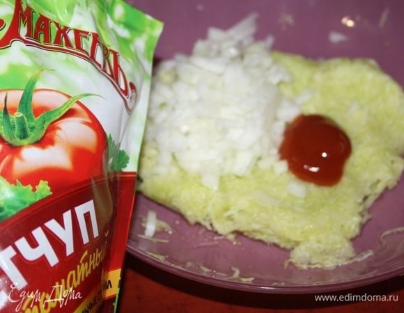 К кабачку добавить мелко нарезанный лук и томатный кетчуп ТМ «МахеевЪ».