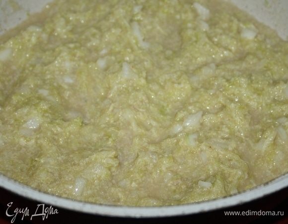 Смешать опару с кабачковой массой.