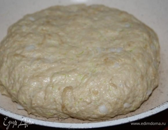 Добавить муку и растительное масло. Замесить тесто.