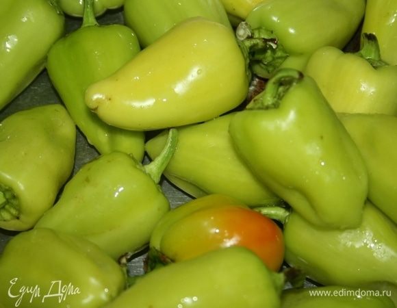 Перцы вымыть. У меня перцы сорта ласточка, лучше выбрать именно небольшие ароматные сезонные перчики.