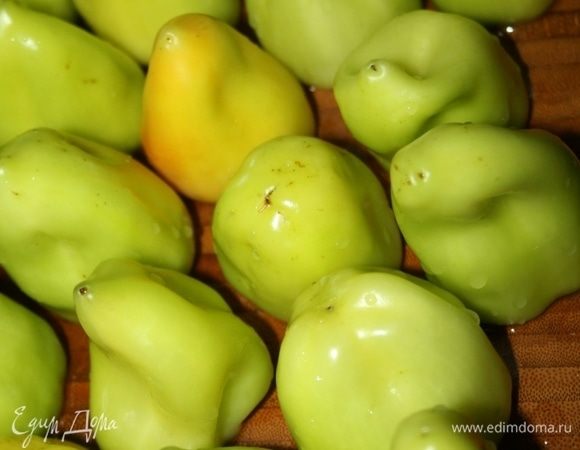 Удалить плодоножку и сердцевину. 