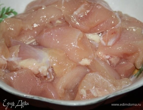 Филе нарезать кусочками, добавить соду и сок лимона, перемешать и оставить на полчаса.