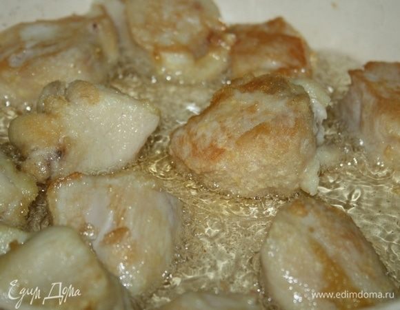 Периодически переворачивать. Кусочки курицы на горячем масле раздуваются, как попкорн.