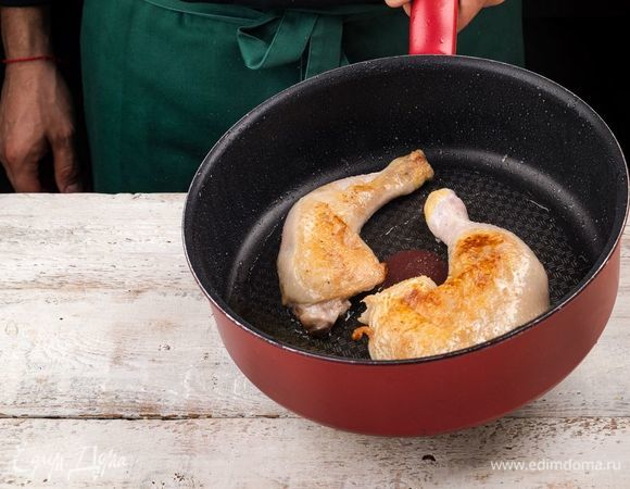 Куриные бедра промойте, обсушите бумажными полотенцами и обжарьте со всех сторон на растительном масле. Когда мясо покроется золотистой корочкой, накройте сотейник крышкой и тушите бедра.