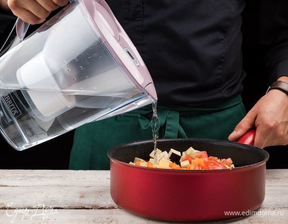 Добавляем к мясу очищенную воду из фильтра-кувшина BRITA Marella Pastel.