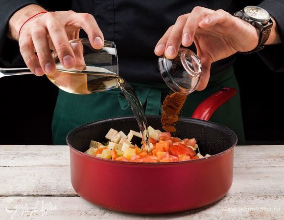 Доведите до кипения, добавьте паприку и вино.