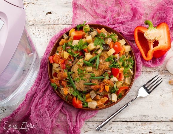 Нарежьте зелень и посыпьте ею готовое блюдо. Подавайте к столу горячим. Приятного аппетита!