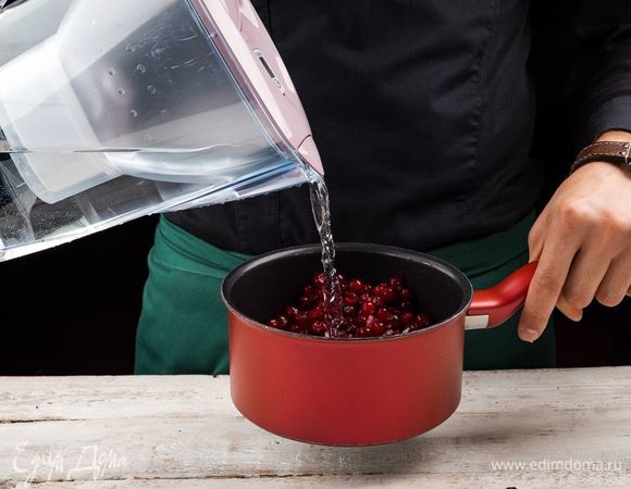 Влейте очищенную воду из фильтра-кувшина BRITA Marella Pastel, все перемешайте и доведите до кипения. Оставьте сотейник на медленном огне на 10 минут после закипания.