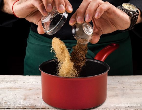 Добавьте специи и снова тушите до загустения. 