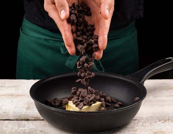 Соедините шоколад и сливочное масло.