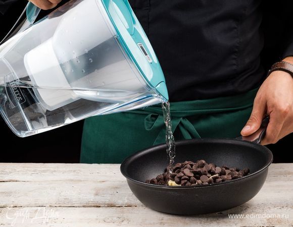 В сотейник с толстым дном влейте очищенную воду из фильтра-кувшина BRITA Marella Pastel.