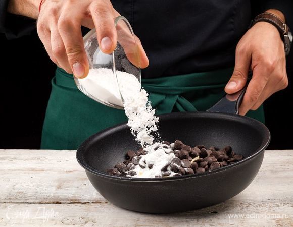 Добавьте ваниль и сахарную пудру. Все хорошо перемешайте. Варите на медленном огне, постоянно помешивая, чтобы избежать пригорания соуса. Когда все ингредиенты растворятся и образуют однородную консистенцию, соус готов. 