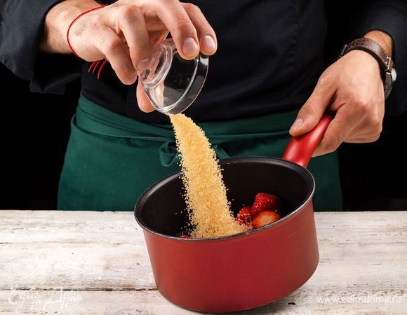 Добавьте сахар и варите на медленном огне 10 минут. Затем пробейте блендером.