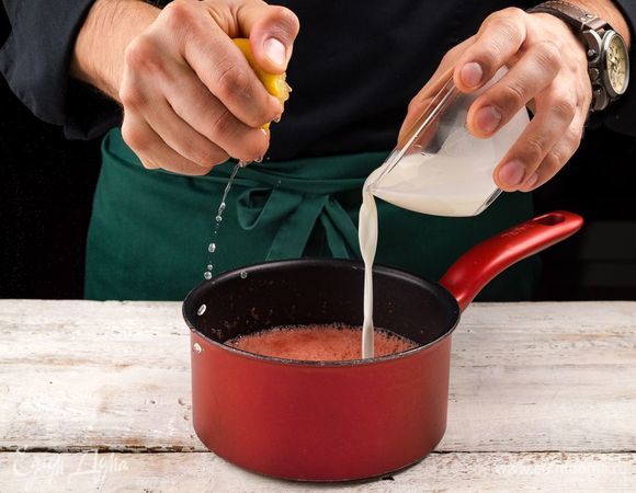 Добавьте крахмал, разведенный холодной водой, и лимонный сок по вкусу. Все перемешайте и доведите до кипения. 