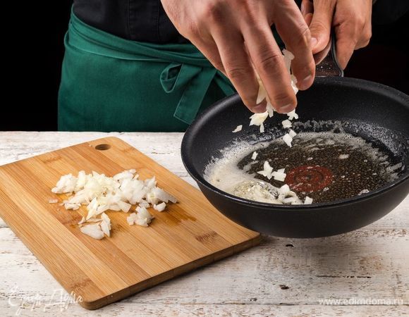 Репчатый лук нарежьте мелко. Сливочное масло растопите на медленном огне. Добавьте лук и пассеруйте в течение 5 минут.
