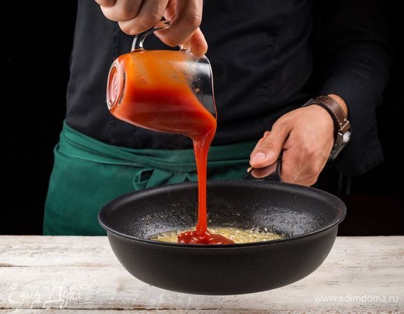 Добавьте кетчуп. 