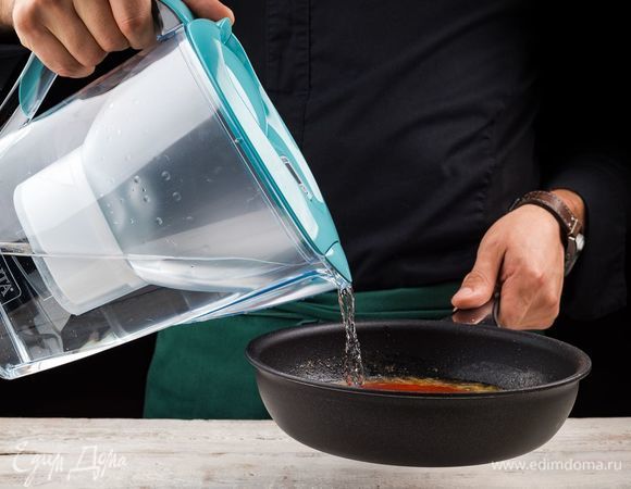 Добавьте очищенную воду из фильтра-кувшина BRITA Marella Pastel. Перемешайте.