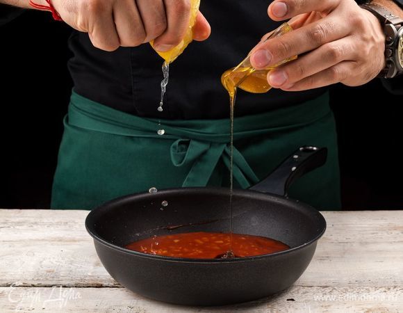 Добавьте мед, лимонный сок и молотый черный перец по вкусу. Снова все хорошо перемешайте и варите после закипания 10 минут.