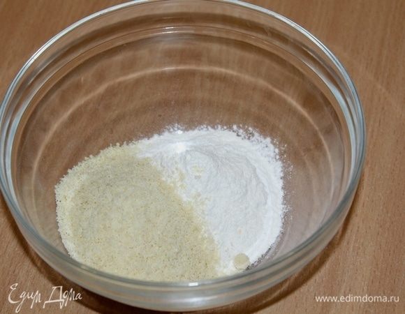 В миску отвесить миндальную и пшеничную муку, разрыхлитель.