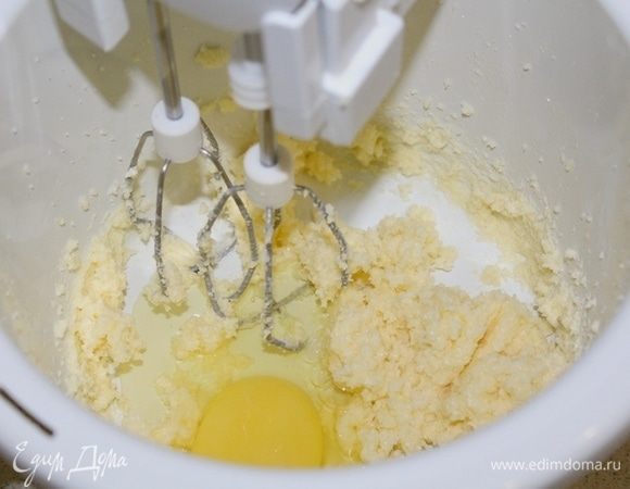 Сливочное масло взбейте с сахаром, по одному вбейте яйца.