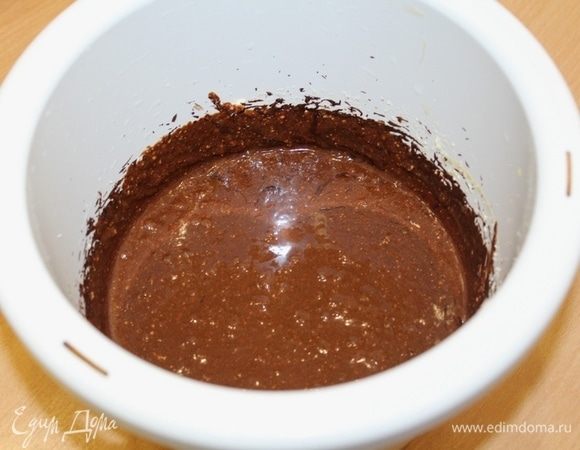 Добавить тонкой струйкой теплый шоколад, перемешать.