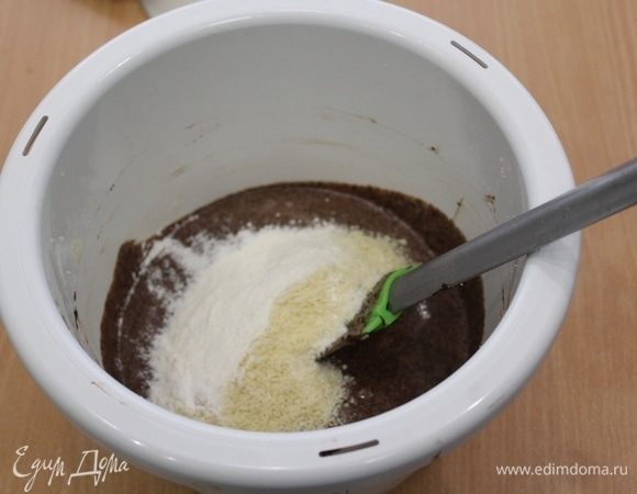 В шоколадную смесь ввести мучную смесь.