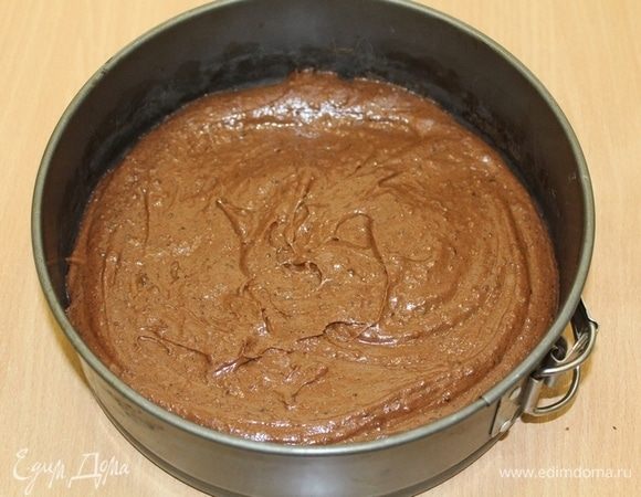 Выложить тесто в подготовленную разъемную форму диаметром 22-24 см. Выпекайте бисквит в духовке при 175-180°С примерно 30 минут.