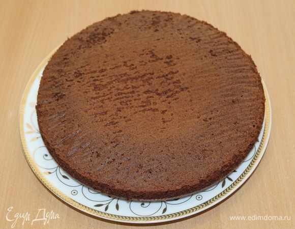  Дайте бисквиту остыть и разрежьте пополам.