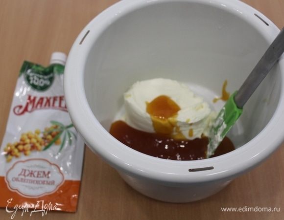 Для крема облепиховый джем ТМ «МахеевЪ» процедить через сито (чтобы убрать ягодки), соединить со сливочным сыром.