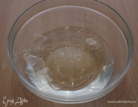 Желатин замочить в холодной воде согласно инструкции.