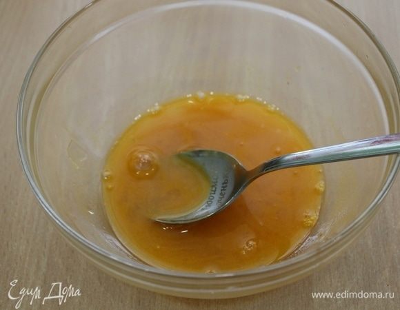  Отжать желатиновые пластинки и растопить в горячем облепиховом соке, дать остыть. 